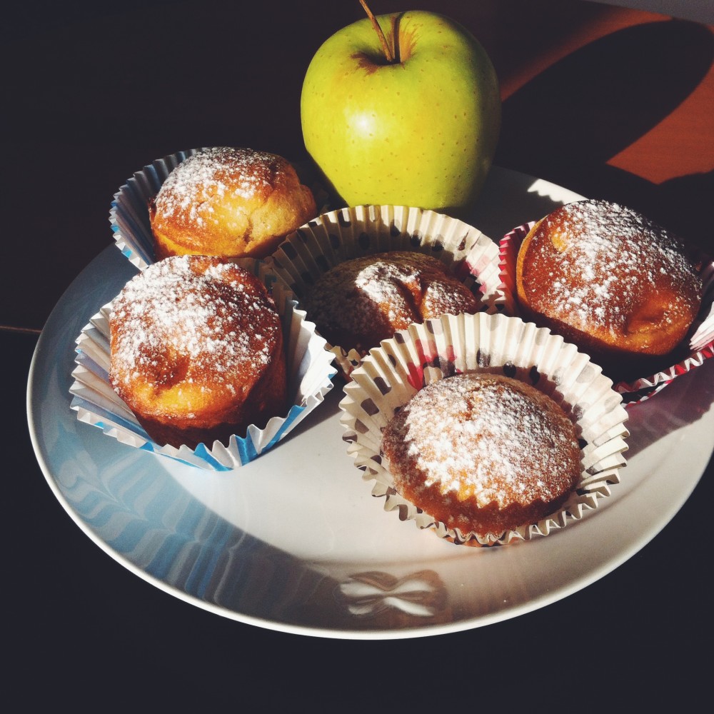 la ricetta della domenica | muffin con uvetta mele e cannella