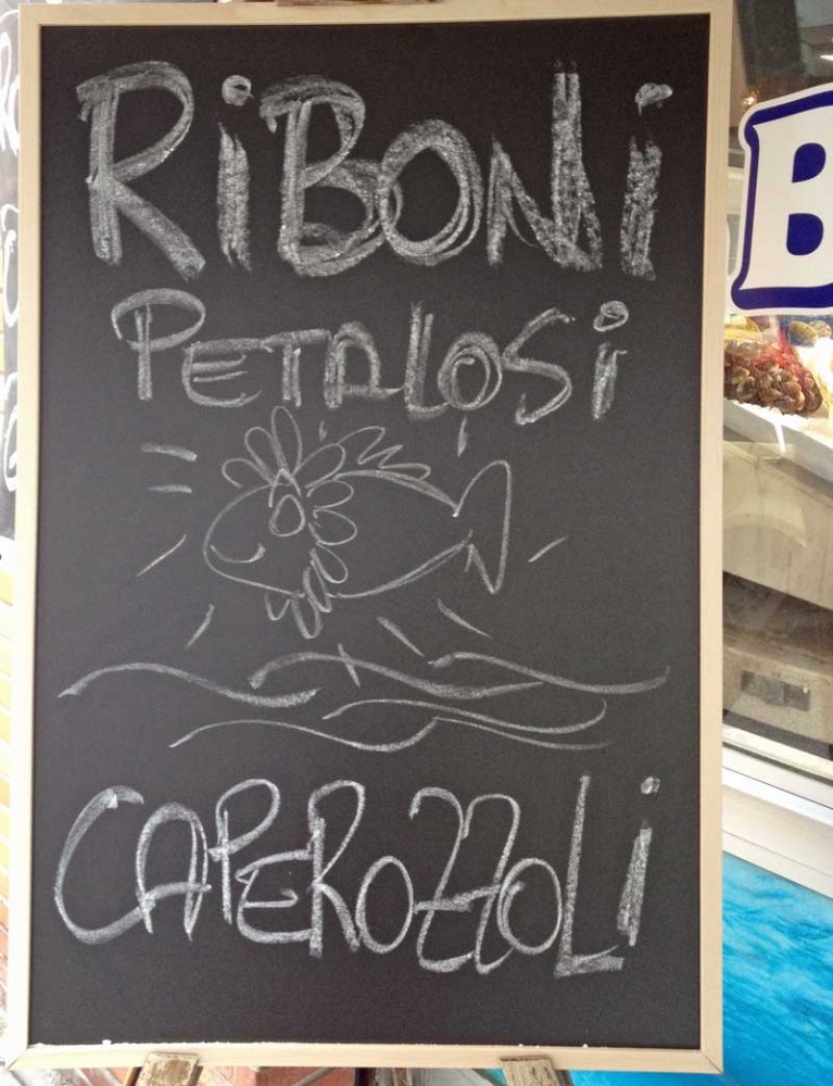 riboni fantasiosi in via Combi a Trieste